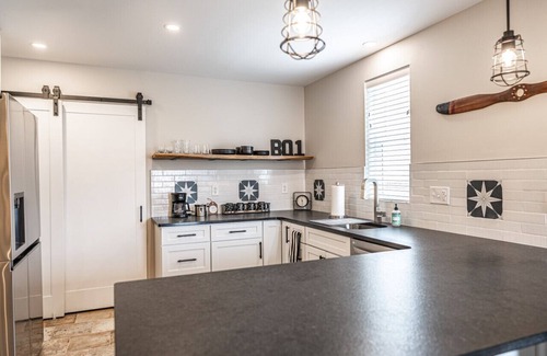 Carthage Apartment | Unique Aviator’s Retreat at Gilliam-McConnell Airfield (BQ1)