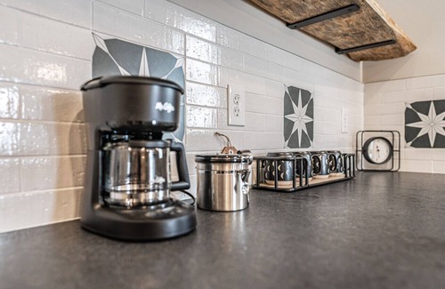 Carthage Apartment | Unique Aviator’s Retreat at Gilliam-McConnell Airfield (BQ1)