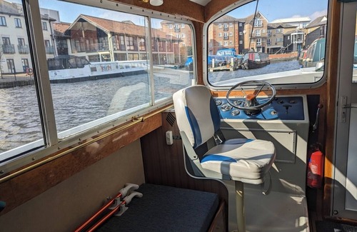 Chelmsford Boat Rental | Unique Boat in Chelmsford City