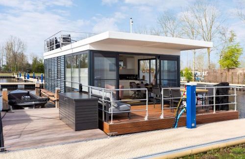 Offingawier Boat Rental | Unique Houseboat on and around the Sneekermeer