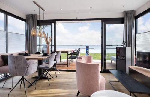 Offingawier Boat Rental | Unique Houseboat on and around the Sneekermeer