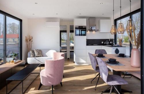 Offingawier Boat Rental | Unique Houseboat on and around the Sneekermeer