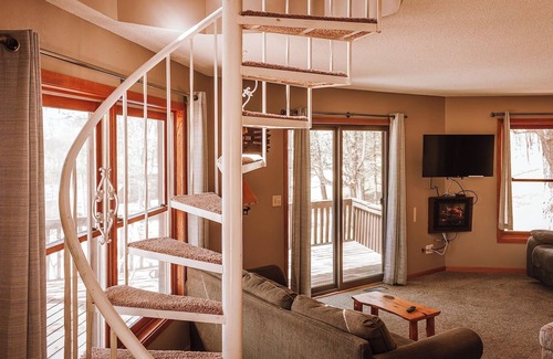 Puposky Cabin | Unique Octagon Treehouse w/Private Jacuzzi