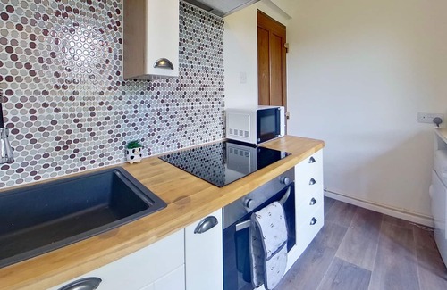 Cwm Frwd Oer House | Unique one bedroom guest house with secure parking - stunning views