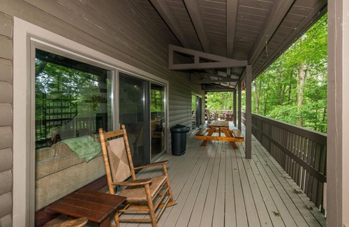 Helmsburg Cabin | Unique secluded cabin, cathedral ceiling, gas cook range, pool table ,hot tub