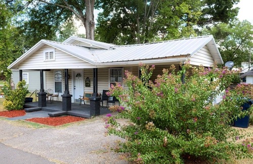 Tuscaloosa House | Unique Stay at the Historic Train House 2.5 miles from Stadium - King Bed