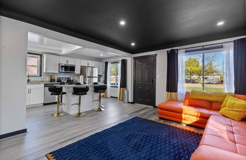 Drayton Plains House | Unique /Stylish W/HotTub 3-bedroom in Oak Park with AC, WiFi