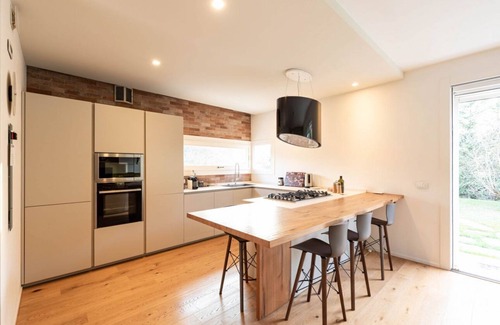 Noventa Padovana Villa | Unique villa in a quiet residential neighborhood, just 15 minutes by car from Padova, where you can enjoy the right relaxation away from city life.Ideal for couples or families and for business trips, it is perfect for 4 guests, bright and spacious, with