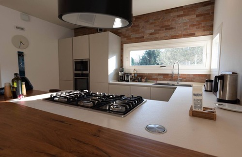 Noventa Padovana Villa | Unique villa in a quiet residential neighborhood, just 15 minutes by car from Padova, where you can enjoy the right relaxation away from city life.Ideal for couples or families and for business trips, it is perfect for 4 guests, bright and spacious, with