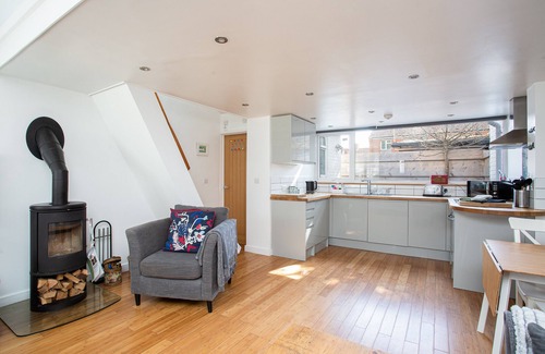 South Hayling Cottage | Uniquely designed space in a-quiet setting moments from beech.