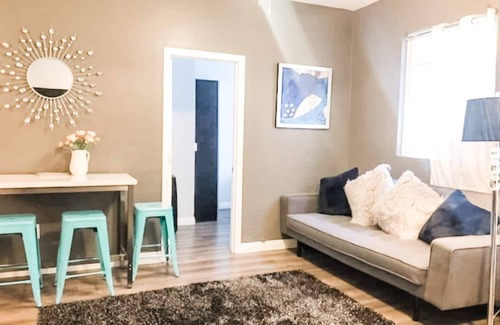 Pacific Terrace Hotel | UNIT #2 2-bedroom/1-bath 400 sq. ft suite with Parking & 4 Beds including a full kitchen