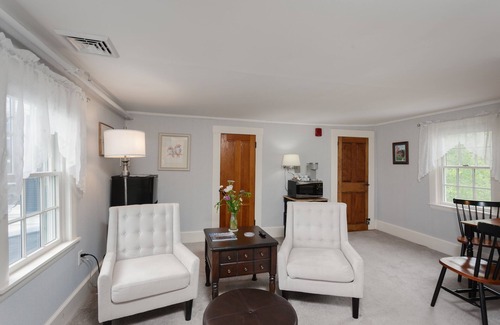 North Berwick Apartment | Unit 4 -The Green Room- Abbott Brook Inn