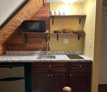 Seat Pleasant Apartment | Unit-A Gorgeous private suite near metro train station and Washington DC