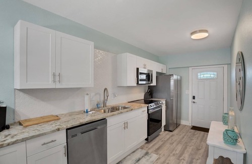 Grove City Apartment | Unit B.CLEAN,Great Location,Dockage Available,HEATED Pool,HUGE Back yard