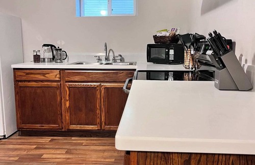 University District Apartment | University Cottage Suite | Block to UM & River