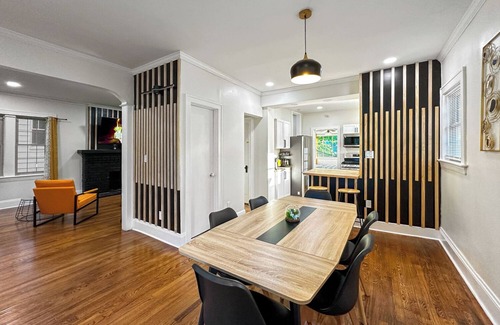 University Heights House | University Heights Renovated Home -King bed ,4-bedroom with WIFI, fitness room