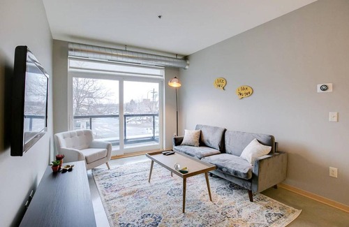Prospect Park Apartment | University Retreat + Amenitized Building