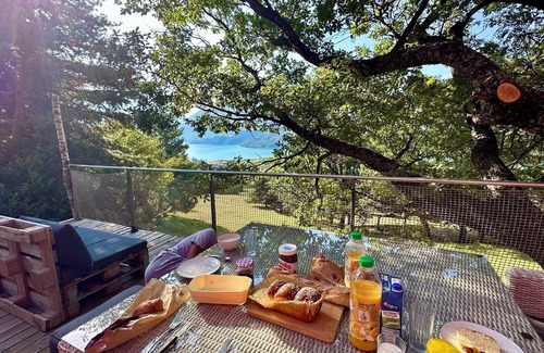Le Sauze-du-Lac House | Unusual bus from Eden des Grisons, private Jacuzzi, view of Lac de Serre-Ponçon