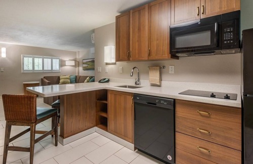 Jekyll Island House | Unwind in a Spacious Suite Near the Ocean's Edge | Free Parking & Breakfast!