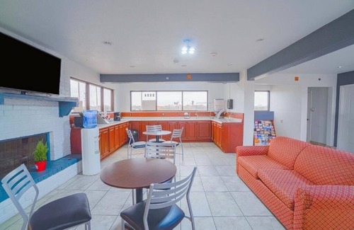 Kingsville Hotel | Unwind In A Unit With Pets Allowed Near Baffin Bay And King Ranch Museum