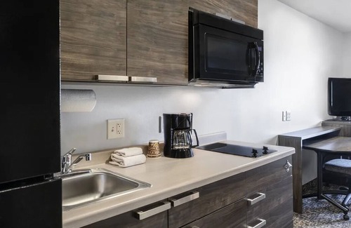 Moab House | Unwind in Moab's Embrace – Comfortable Room with Kitchen and Pet-Friendly