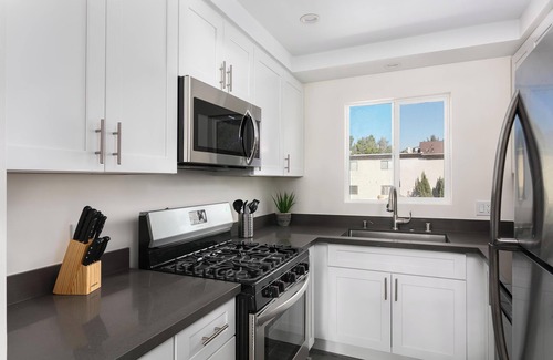 Citrus Grove House | Unwind in Spacious 2BR Apt | Sleeps 6 with Parking