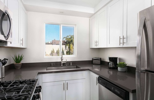 Citrus Grove House | Unwind in Spacious 2BR Apt | Sleeps 6 with Parking