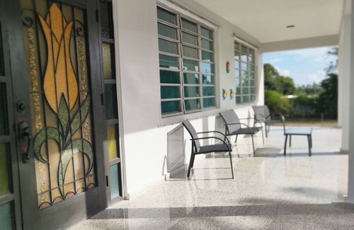 Sabana House | Unwind relax enjoy: 3br with beaches near by!