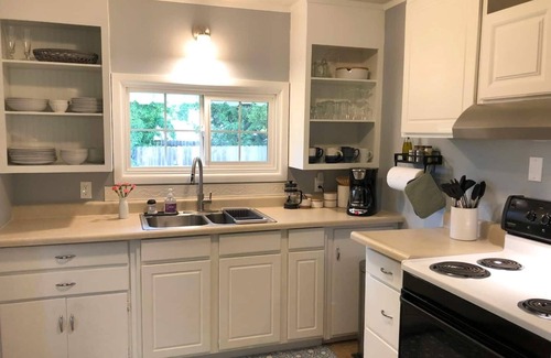 Amazon House | UO 8 blocks, Visit your Duck for Thanksgiving Weekend, Full Kitchen, Comfy Beds