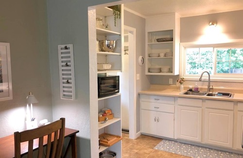 Amazon House | UO 8 blocks, Visit your Duck for Thanksgiving Weekend, Full Kitchen, Comfy Beds