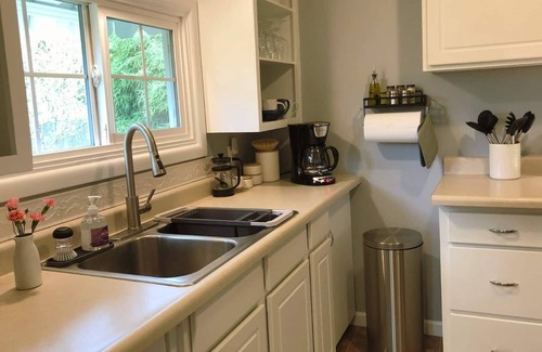 Amazon House | UO 8 blocks, Visit your Duck for Thanksgiving Weekend, Full Kitchen, Comfy Beds