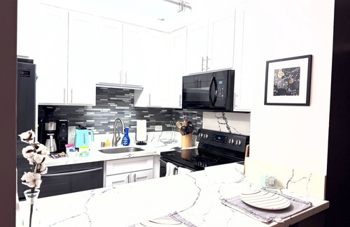 McCully - Moiliili Condo | Updated 1-bedroom condo in Waikiki with AC and parking