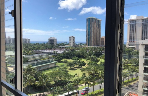McCully - Moiliili Condo | Updated 1-bedroom condo in Waikiki with AC and parking