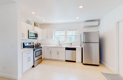 Flamingo Parks Apartment | Updated 2nd-floor home in great locale with high-speed WiFi - snowbird-friendly