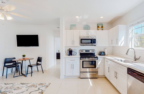 Flamingo Parks Apartment | Updated 2nd-floor home in great locale with high-speed WiFi - snowbird-friendly