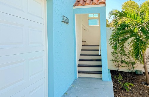 Flamingo Parks Apartment | Updated 2nd-floor home in great locale with high-speed WiFi - snowbird-friendly