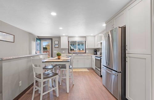 Ashwaubenon House | Updated 3 bed 2 bath home. Only 4 min walk to stadium!