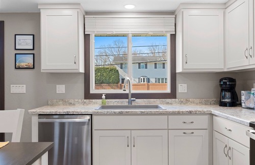 Ashwaubenon House | Updated 3 bed 2 bath home. Only 4 min walk to stadium!