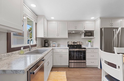 Ashwaubenon House | Updated 3 bed 2 bath home. Only 4 min walk to stadium!