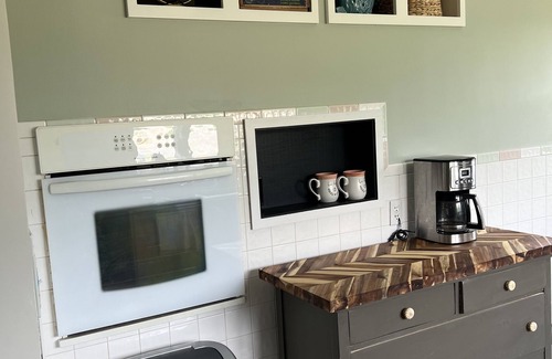 Westerly Cottage | Updated '50's Cottage 5 mins to the beach with indoor and outdoor entertainment!