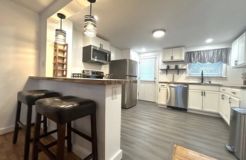 New Hartford House | Updated, bright Cape, Fenced-in yard, patio, BBQ, Sleep 6, minutes to Utica