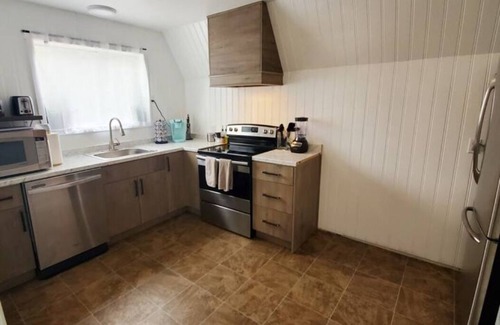 Tukwila Apartment | Updated farm style Apt. w/loft minutes from Airport and Seattle