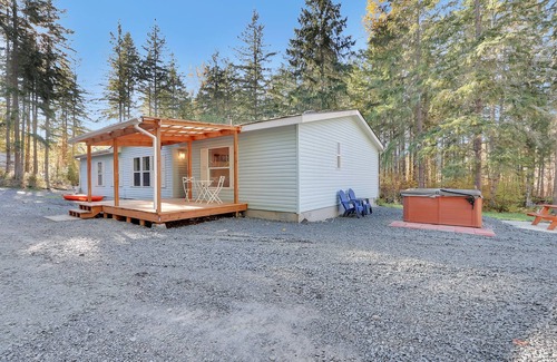 Eatonville House | Updated home on 5 acres with hot tub!