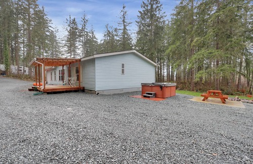 Eatonville House | Updated home on 5 acres with hot tub!