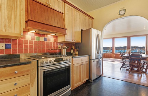 Newport House | Updated home with a sauna & the best view in town - walk to the bayfront