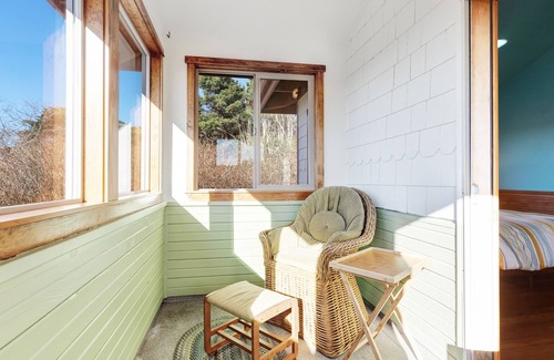 Newport House | Updated home with a sauna & the best view in town - walk to the bayfront