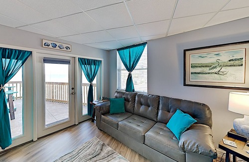South Padre Island Condo | Updated island getaway with a pool, hot tub, & fishing pier - walk to beach & dining