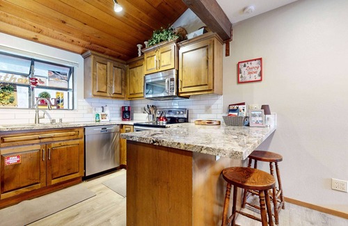 Mammoth Lakes Condo | Updated & Large, Near Golf Course! Gas Grill & Deck. Forested Quiet Location