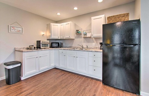 Saint Patrick House | Updated Missouri Cabin Rental on Large Farm