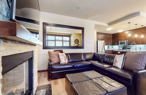 Mammoth Lakes Condo | Updated & Modern, on Sierra Star Golf Course. Washer/Dryer, Quiet Location